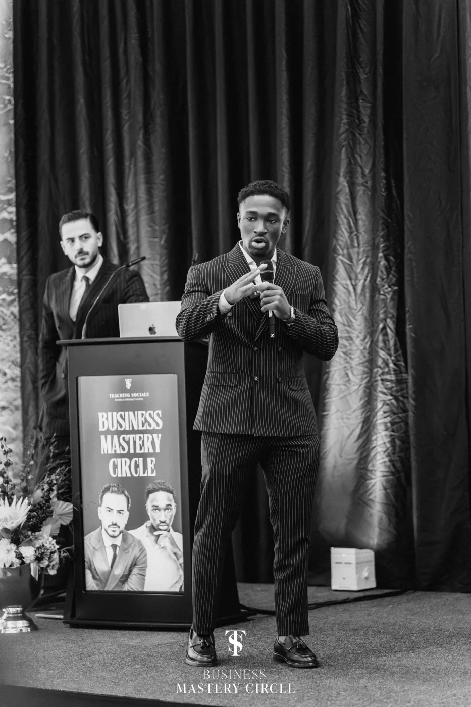 Maurice Impraim und Kamiar Bar Bar auf der Bühne des Business Mastery Circle